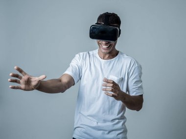 VR kulaklık gözlükleri kullanarak hayran Afrikalı Amerikalı adam, simülasyon hakkında heyecanlı duygu, sanal gerçeklik hareketleri yeni sanal dünya ile etkileşim yapma keşfetmek. Yeni teknoloji konsepti.