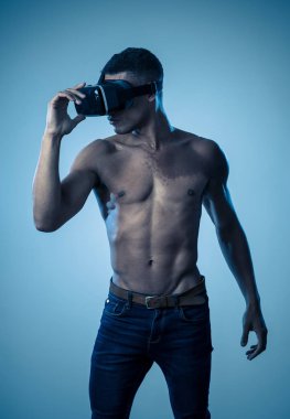 Simülasyon, yeni duyumlar ve arzuları hakkında heyecan 3D Dünya hissi keşfetmek artırılmış VR gözlük kullanarak çekici Afrikalı Amerikalı adam. Sanal gerçeklik, yenilik ve yeni teknoloji konsepti.