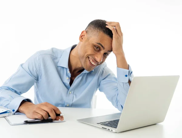 Uomo Affari Afro Americano Sorridente Fiducioso Con Laptop Che Lavora — Foto Stock