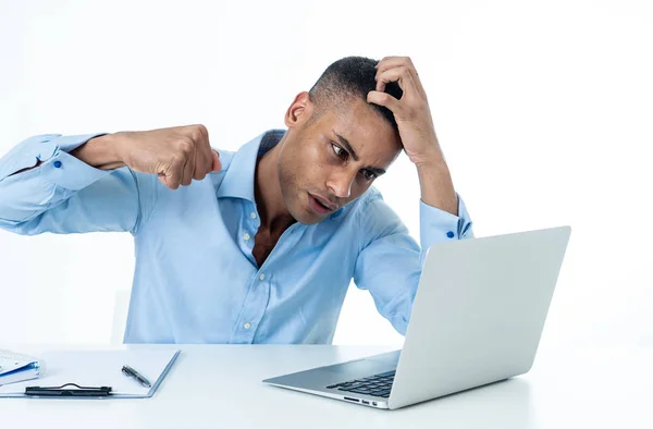 Empresario Afroamericano Enojado Desesperado Gritando Computadora Sintiéndose Cansado Sobrecargado Trabajo —  Fotos de Stock