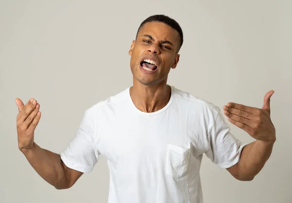 Close Retrato Jovem Atraente Afro Americano Com Cara Zangada Parecendo — Fotografia de Stock