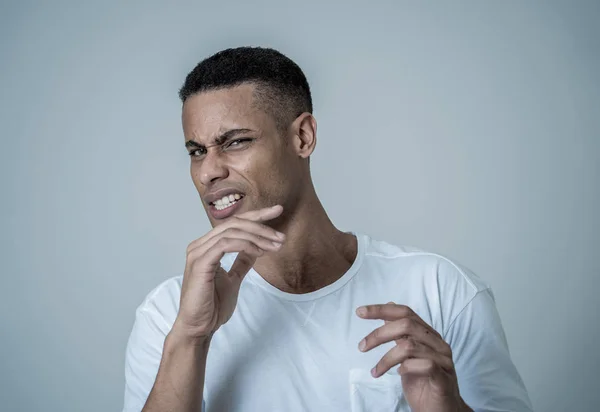 Retrato Joven Afroamericano Asustado Conmocionado Asqueado Por Algo Que Está — Foto de Stock