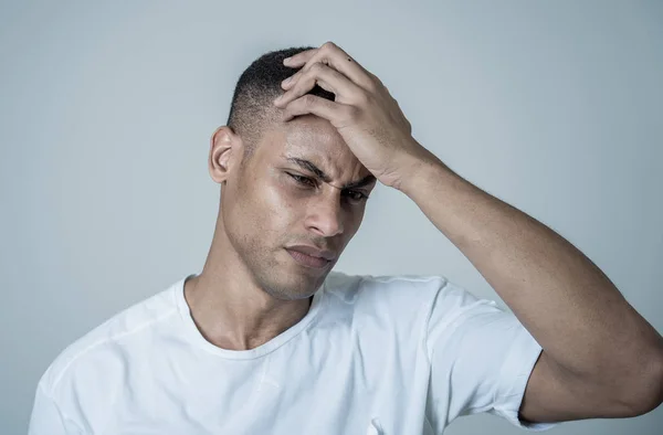 Närbild Porträtt Afroamerikanska Ungersven Med Huvudvärk Som Lider Migrän Händer — Stockfoto