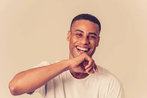 Mutlu Afrikalı Amerikan Adam Portre Eğlenceli Sevinç Kamera Gülümsüyor Onu — Stok fotoğraf
