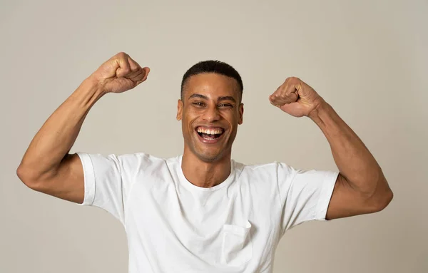 Retrato Del Hombre Afroamericano Emocionado Asombrado Logrando Objetivo Wining Riendo — Foto de Stock