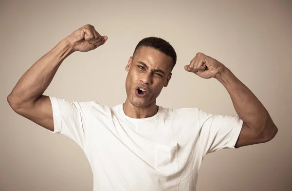 Joven Fuerte Guapo Afroamericano Hombre Mostrando Los Brazos Músculos Sonriendo — Foto de Stock