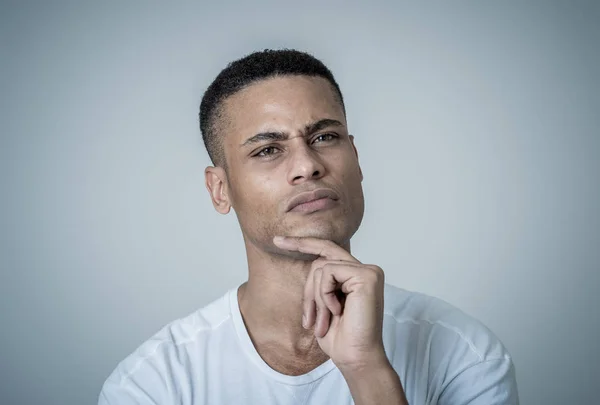 Retrato Jovem Afro Americano Feliz Pensamento Masculino Cuidadoso Maneiras Criativas — Fotografia de Stock