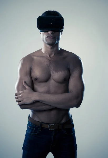 Smyslný Atraktivní Muž Který Používá Vylepšené Nebo Virtuální Reality Cítí — Stock fotografie