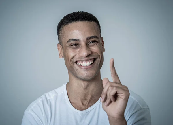 Portret Szczęśliwego Młodego Afroamerykańskiego Mężczyzny Przemyślany Mężczyzna Myślenia Twórczych Sposobów — Zdjęcie stockowe