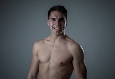 Güçlü seksi yakışıklı atletik adam gülmek ve egzersiz sonra iyi hissediyor. Karma yarış Latin Fitness modeli spor, güzellik veya moda reklam için poz stüdyo çekim. Mutlu sağlıklı yaşam tarzı.