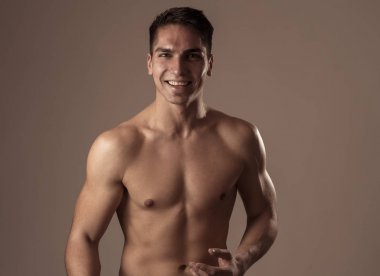 Güçlü seksi yakışıklı atletik adam gülmek ve egzersiz sonra iyi hissediyor. Karma yarış Latin Fitness modeli spor, güzellik veya moda reklam için poz stüdyo çekim. Mutlu sağlıklı yaşam tarzı.