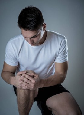 Genç fit adam kas yaralanması zarar kemik bacak ağrısı burkulma veya kramp çalışan egzersiz sırasında acı elleri ile diz tutarak. İçinde vücut ağrısı ve spor eğitim yaralanma ve vücut sağlık bakımı.