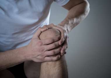 Genç fit adam kas yaralanması zarar kemik bacak ağrısı burkulma veya kramp çalışan egzersiz sırasında acı elleri ile diz tutarak. İçinde vücut ağrısı ve spor eğitim yaralanma ve vücut sağlık bakımı.