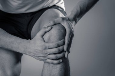 Genç fit adam kas yaralanması zarar kemik bacak ağrısı burkulma veya kramp çalışan egzersiz sırasında acı elleri ile diz tutarak. İçinde vücut ağrısı ve spor eğitim yaralanma ve vücut sağlık bakımı.