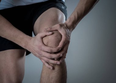 Genç fit adam kas yaralanması zarar kemik bacak ağrısı burkulma veya kramp çalışan egzersiz sırasında acı elleri ile diz tutarak. İçinde vücut ağrısı ve spor eğitim yaralanma ve vücut sağlık bakımı.