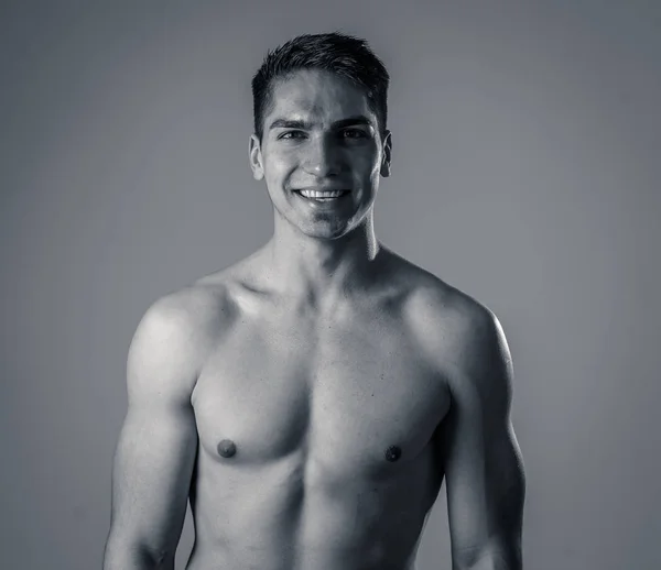 Güçlü Seksi Yakışıklı Atletik Adam Gülmek Egzersiz Sonra Iyi Hissediyor — Stok fotoğraf