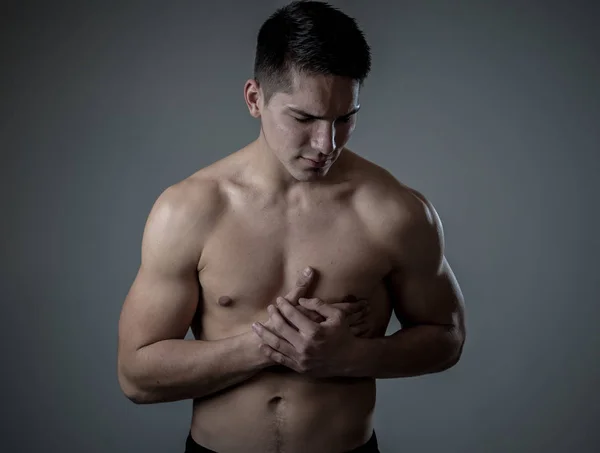 Estúdio Tiro Jovem Forte Ajuste Latino Misto Homem Raça Sofrendo — Fotografia de Stock