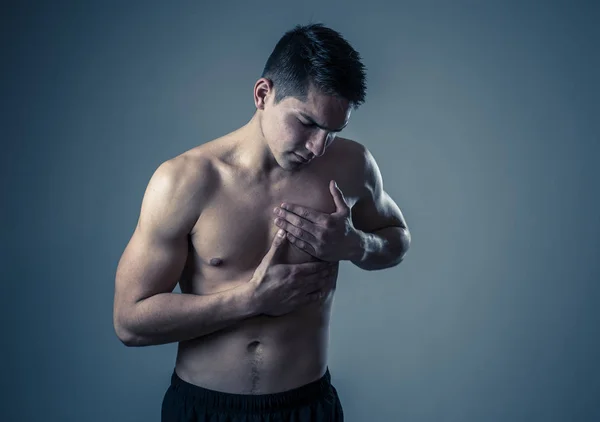 胸の痛みに苦しむ若い強いフィットラテン混合レースの男のスタジオショット トレーニング中に心臓発作を起こした若いスポーツマン 体の痛み 医学のヘルスケアとワークアウトの概念 — ストック写真