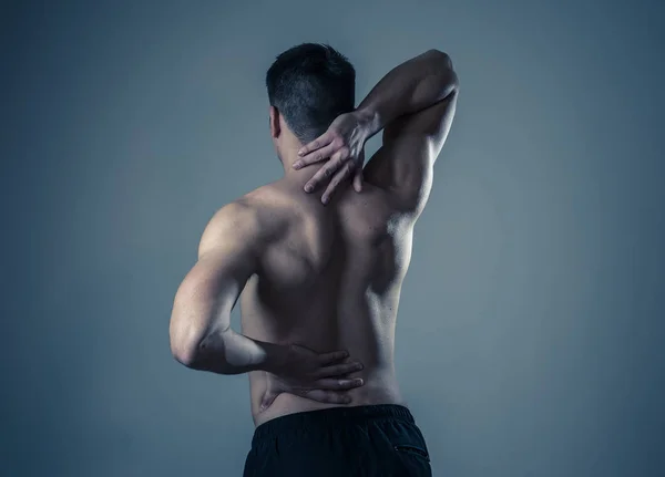 Homem Jovem Fitness Muscular Tocando Agarrando Pescoço Lombar Sofrendo Dor — Fotografia de Stock