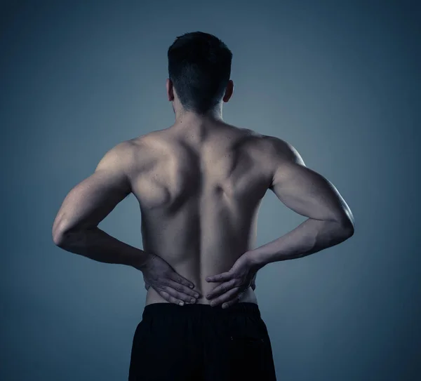 Homem Fitness Muscular Jovem Tocando Agarrando Sua Parte Inferior Das — Fotografia de Stock