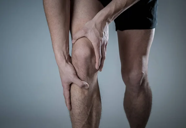 Jonge Fit Man Houden Knie Met Handen Pijn Het Lijden — Stockfoto