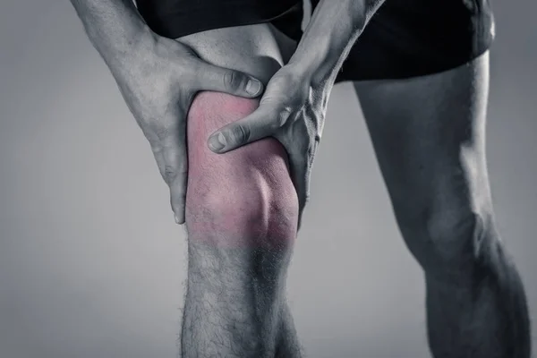 Jonge Fit Man Houden Knie Met Handen Pijn Het Lijden — Stockfoto