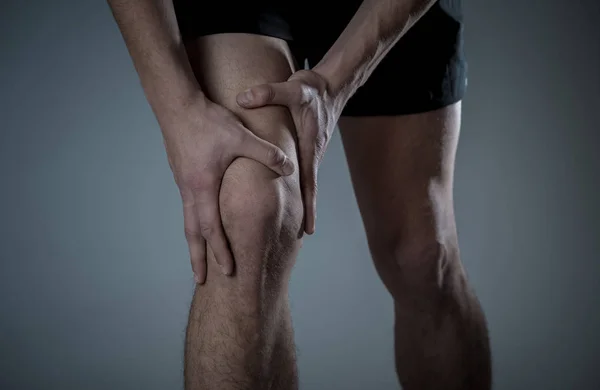 Jonge Fit Man Houden Knie Met Handen Pijn Het Lijden — Stockfoto