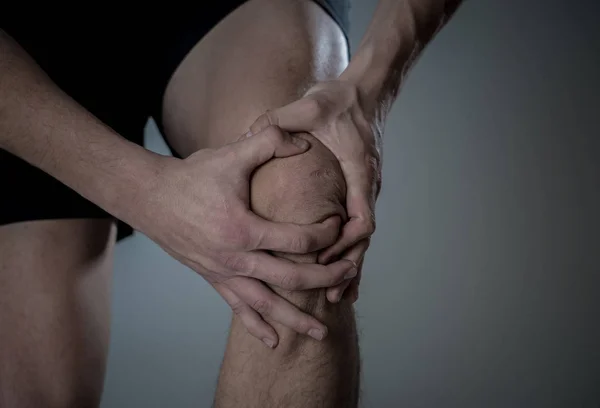Jonge Fit Man Houden Knie Met Handen Pijn Het Lijden — Stockfoto