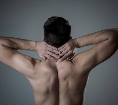 Genç kaslı uygun adam dokunmadan ve kapma boyun ve üst sırt acı servikal ağrı egzersiz sonra. Nötr arka planda izole. Spor yaralanması yanlış duruş sorunları ve vücut sağlık bakımı.