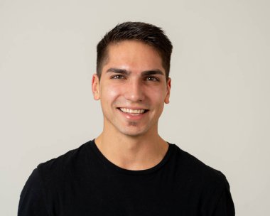 Mutlu yüz ve güzel gülümseme ile çekici genç model portresi. 20 ' li yaşlarda yakışıklı erkeksi milenyal adam. Beyaz üzerinde izole. Insanlar, moda ve insan yüz ifadeleri ve duygular.