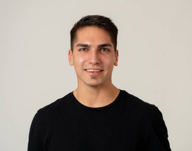 Mutlu yüz ve güzel gülümseme ile çekici genç model portresi. 20 ' li yaşlarda yakışıklı erkeksi milenyal adam. Beyaz üzerinde izole. Insanlar, moda ve insan yüz ifadeleri ve duygular.