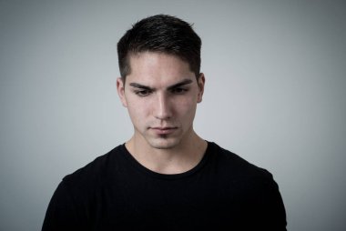 Duygusal ağrı endişeli görünümlü, ciddi ve ilgili genç bir üzücü karışık yarış adam, yakın. Üzüntü ve depresyon hissi. Nötr arka planda yalıtılmış. Yüz ifadeleri ve duygular.