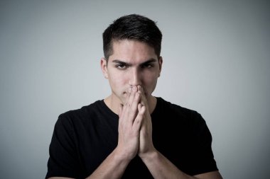 Duygusal ağrı endişeli görünümlü, ciddi ve ilgili genç bir üzücü karışık yarış adam, yakın. Üzüntü ve depresyon hissi. Nötr arka planda yalıtılmış. Yüz ifadeleri ve duygular.