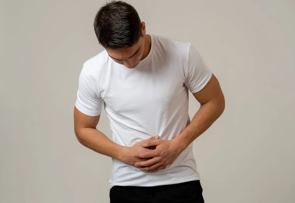 Młody Muskularny Fitness Człowiek Trzyma Żołądek Cierpiący Silny Ból Brzucha — Zdjęcie stockowe