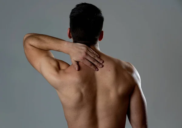 年轻的肌肉适合男子触摸和抓住颈部和上背部遭受宫颈疼痛后锻炼 在中性背景上隔离 在运动损伤不正确的姿势问题和身体保健 — 图库照片