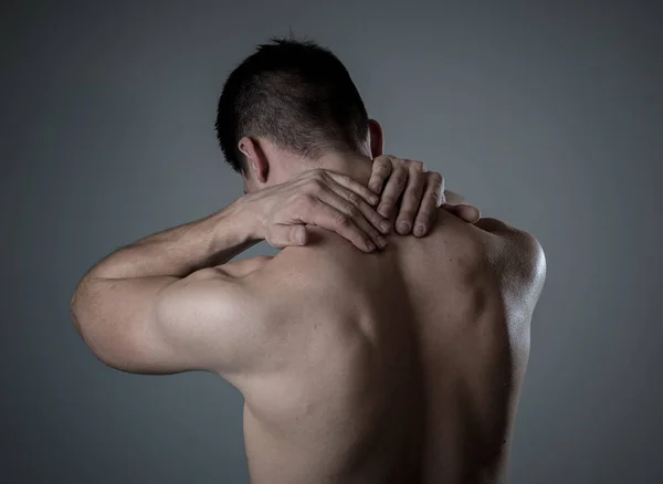 Giovane Uomo Forma Muscolare Toccando Afferrando Collo Parte Superiore Della — Foto Stock