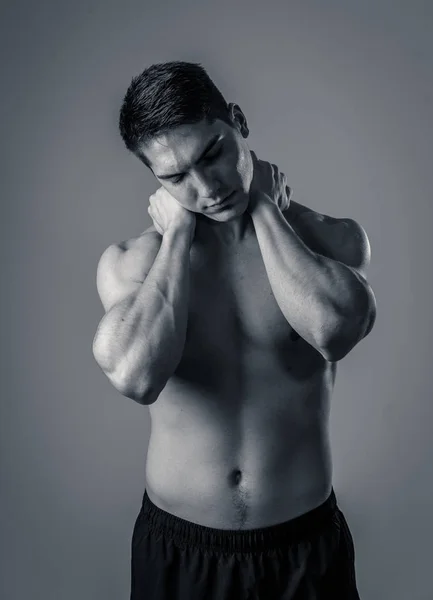 Joven Hombre Forma Muscular Tocando Agarrando Cuello Parte Superior Espalda —  Fotos de Stock