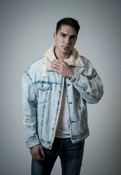 Портрет Молодої Привабливої Стильної Моделі Моди Чоловіка Роках Джинсовій Куртці — стокове фото