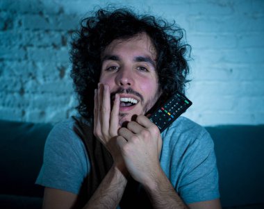 Genç hassas adam gece geç saatlerde evde tek başına televizyonda romantik film izlerken rehin. İnternet üzerinde aşk hikayesi film zevk bin yıllık adam. Gerçek erkeklerde savunmasız ve frenleme cinsiyet rolleri kavramı.