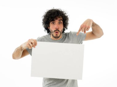 Harika bir ürün ya da şaşırtıcı satış veya büyük reklam gösterir gibi heyecanlı görünümlü metin için kopya alanı ile boş poster gösteren komik ve çekici milenyal adam. Stüdyo vurdu. Pazarlama konsepti.