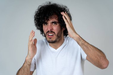 Genç adamın portresi, şiddet dolu bir sahnede ya da kokmuş ya da mide bulandırıcı bir şey. Nötr arka planda izole. İnsanlar ve ınsan ifadeleri ve olumsuz duygular.