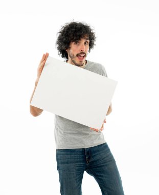 Komik ve iyi görünümlü bin yıllık adam gösteren ve reklam metni için kopya alanı ile boş tahta işaret. Mutlu sürpriz ve büyük reklam şok bakıyor. Pazarlama konsepti.