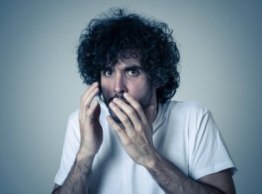 Korkmuş yüzlerle şok içinde genç adamın portresi korkmuş jestler yapma ve korkutmak bir şey bakıyor. İnsan duyguları duyguları ve yüz ifadesi. Beyaz arka planda yalıtılmış.