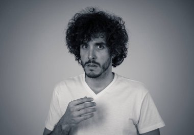 Korkmuş yüzlerle şok içinde genç adamın portresi korkmuş jestler yapma ve korkutmak bir şey bakıyor. İnsan duyguları duyguları ve yüz ifadesi. Beyaz arka planda yalıtılmış.