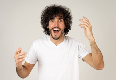 Mutlu ve sürpriz yüz işaret ve şok edici ve iyi bir şey heyecanlı görünümlü ile komik çekici genç adam portresi. İnsan duyguları, yüz ifadeleri. Reklam, satış veya kazanma.