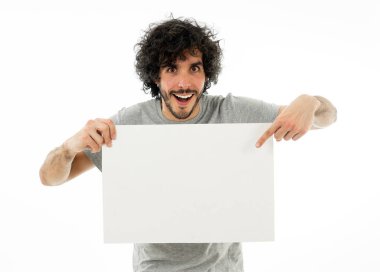 Harika bir ürün ya da şaşırtıcı satış veya büyük reklam gösterir gibi heyecanlı görünümlü metin için kopya alanı ile boş poster gösteren komik ve çekici milenyal adam. Stüdyo vurdu. Pazarlama konsepti.