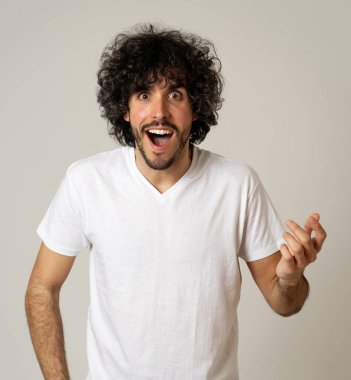 Mutlu ve sürpriz yüz işaret ve şok edici ve iyi bir şey heyecanlı görünümlü ile komik çekici genç adam portresi. İnsan duyguları, yüz ifadeleri. Reklam, satış veya kazanma.
