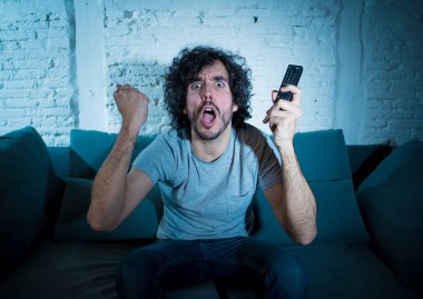 TV gösterisi fan adam Lifestyle portre gece geç saatlerde Online TV heyecanlı favori serisi film veya futbol futbol oyunu izliyor. İnsanlar içerik bağımlılığı ve eğlence konsepti akışı.