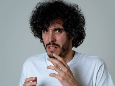 Genç adamın portresi, şiddet dolu bir sahnede ya da kokmuş ya da mide bulandırıcı bir şey. Nötr arka planda izole. İnsanlar ve ınsan ifadeleri ve olumsuz duygular.