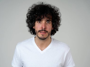 Kızgın bir yüz öfkeli ve öfkeli duygu sinirli görünümlü genç milenyal adam rahatsız. Yakın çekim stüdyo çekim beyaz arka planda Izole. İnsanlar, yüz ifadeleri ve olumsuz duygular.